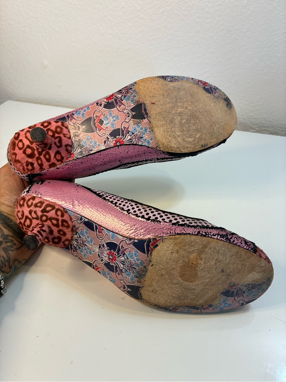 VTG Irregular Choice 41EU 10 Pink Patterned Kitten Heel Pumps Distressed READ - Picture 4 of 16